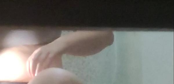  Irmão pervertido deixa câmera escondida para gravar a irmã tomando banho (vídeo real)